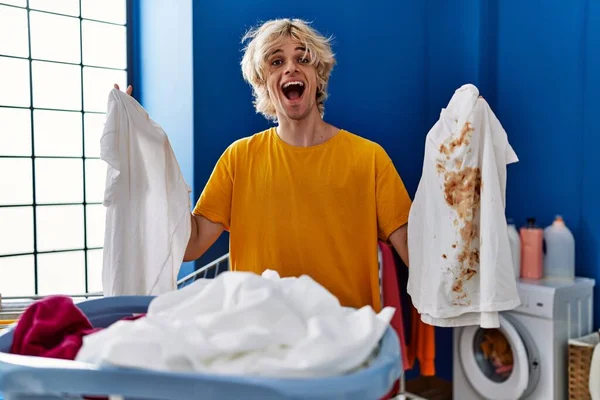 Genç Adam Temiz Beyaz Tişört Kirli Lekeli Tişört Tutuyor Çılgınlığı — Stok fotoğraf