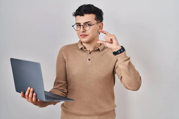 Non Binary Person Using Computer Laptop Smiling Confident Gesturing Hand — Stock Photo, Image