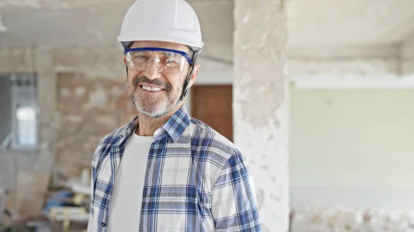 Constructor Hombre Mediana Edad Sonriendo Confiado Pie Sitio Construcción — Foto de Stock