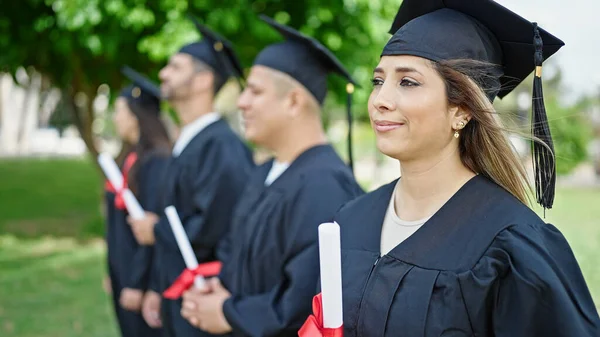 Grupo Personas Estudiantes Graduados Que Poseen Diploma Campus Universitario — Foto de Stock
