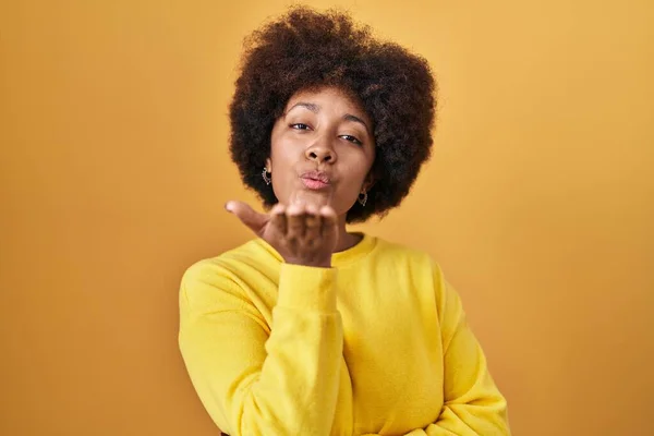 Young African American Woman Standing Yellow Background Looking Camera Blowing — Stockfoto