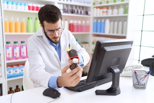 Young Hispanic Man Pharmacist Scanning Medication Bottle Pharmacy — Stock Photo, Image