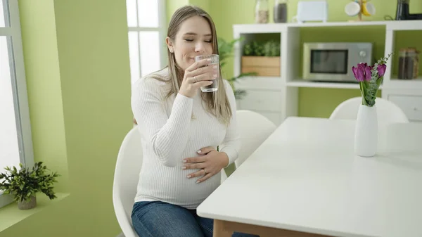 Jonge Zwangere Vrouw Drinken Glas Water Zitten Tafel Bij Eetkamer — Stockfoto