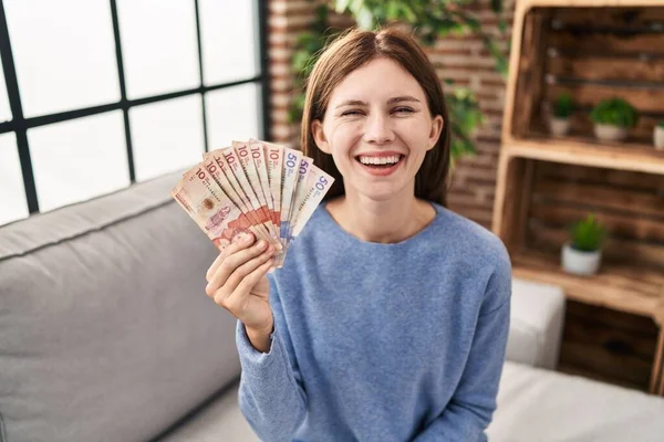 Jovem Morena Segurando Pesos Colombianos Olhando Positivo Feliz Sorrindo Com — Fotografia de Stock
