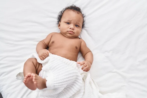 Afro Americano Bebê Relaxante Cama Quarto — Fotografia de Stock