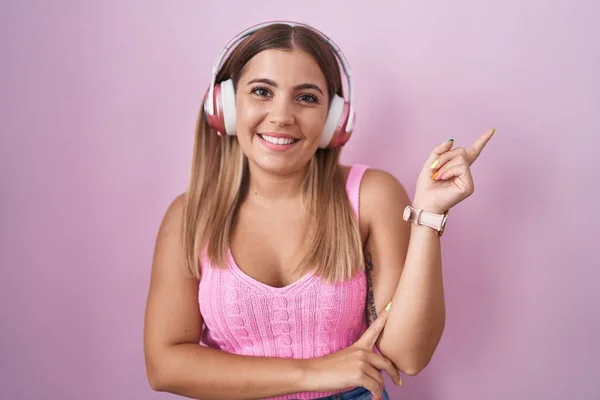 Mujer Rubia Joven Escuchando Música Usando Auriculares Con Una Gran — Foto de Stock