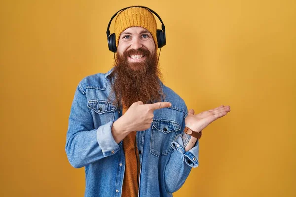 Καυκάσιος Άνδρας Μακριά Γενειάδα Που Ακούει Μουσική Ακουστικά Κατάπληκτος Και — Φωτογραφία Αρχείου