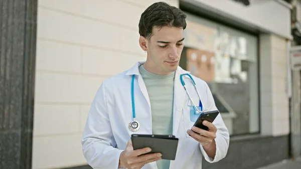 Joven Médico Hispano Usando Smartphone Touchpad Hospital — Foto de Stock