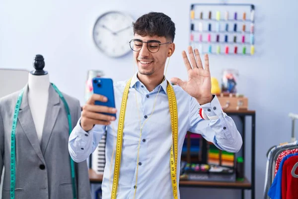 Jonge Spaanse Man Kleermaker Ontwerper Met Behulp Van Smartphone Kijken — Stockfoto