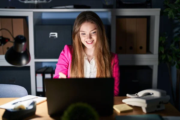 Eine Junge Kaukasische Frau Die Nachts Büro Arbeitet Lächelt Freundlich — Stockfoto