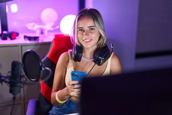 Jonge Blonde Vrouw Streamer Met Behulp Van Computer Smartphone Gaming — Stockfoto