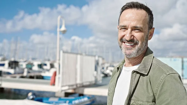 Чоловік Середнього Віку Посміхається Впевнено Стоячи Порту — стокове фото