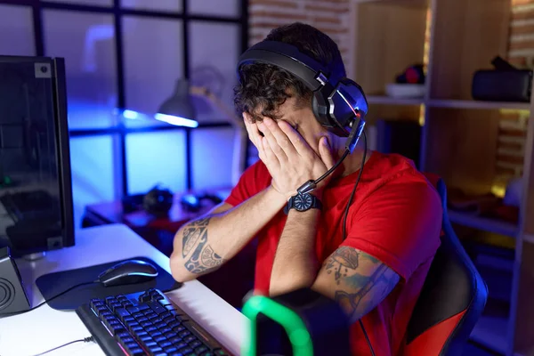 Νεαρός Ισπανός Streamer Στρεσαρισμένος Χρησιμοποιώντας Υπολογιστή Στην Αίθουσα Τυχερών Παιχνιδιών — Φωτογραφία Αρχείου