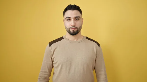 Jonge Arabische Man Met Ontspannen Uitdrukking Geïsoleerde Gele Achtergrond — Stockfoto