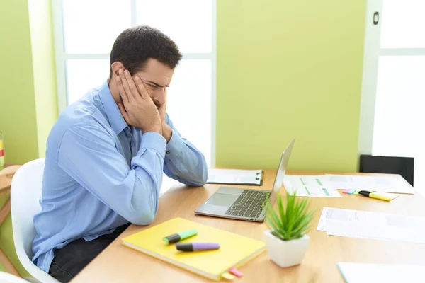 Young Hispanic Man Business Worker Stressed Using Laptop Office — Stock Photo, Image