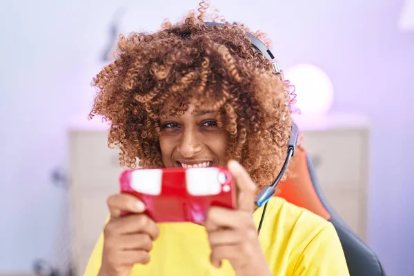 Africano Americano Mulher Streamer Jogar Jogo Vídeo Usando Smartphone Sala — Fotografia de Stock