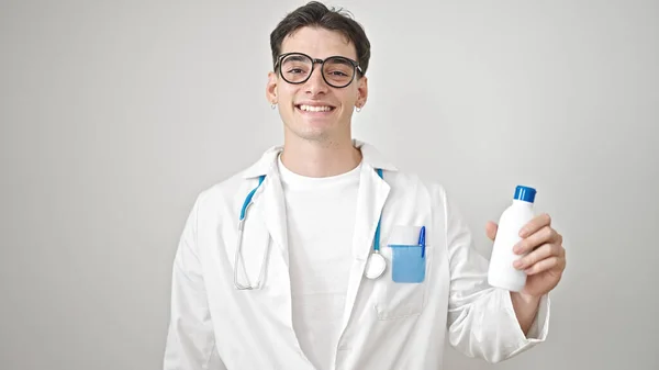 Genç Spanyol Doktor Ilaç Şişesini Izole Edilmiş Beyaz Arka Planda — Stok fotoğraf
