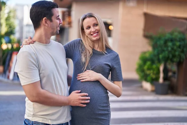 Erkek Kadın Çift Sokakta Bebek Beklerken Birbirlerine Sarılıyorlar — Stok fotoğraf