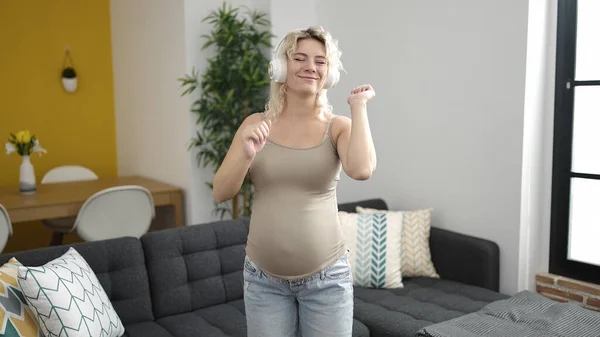 Νεαρή Έγκυος Γυναίκα Που Ακούει Μουσική Χορεύει Στο Σπίτι — Φωτογραφία Αρχείου