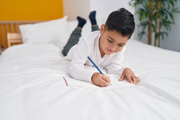 Liebenswerter Hispanischer Junge Schreibt Auf Notizbuch Das Schlafzimmer Auf Dem — Stockfoto