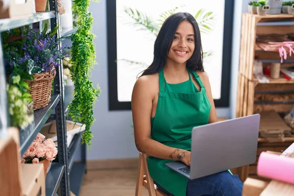Young Hispanic Woman Florist Smiling Confident Using Laptop Florist Shop — 图库照片