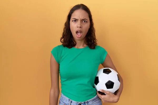 Junge Hispanische Frau Hält Ball Schockgesicht Sieht Skeptisch Und Sarkastisch — Stockfoto