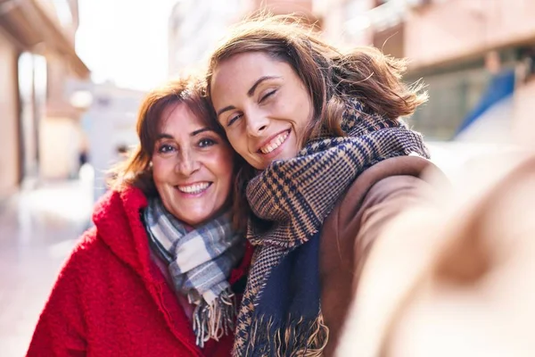 Two Women Mother Daughter Make Selfie Camera Street — Fotografia de Stock