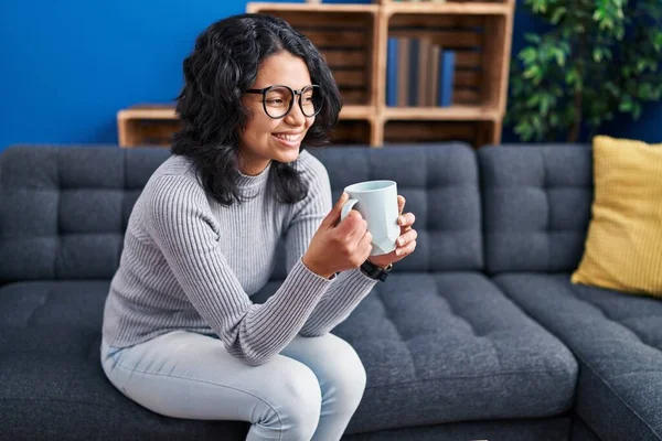 Young Latin Woman Drinking Coffee Sitting Sofa Home — Fotografia de Stock