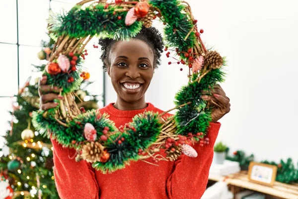 Mujer Afroamericana Sonriendo Confiada Sosteniendo Decoración Coronas Navidad Casa — Foto de Stock