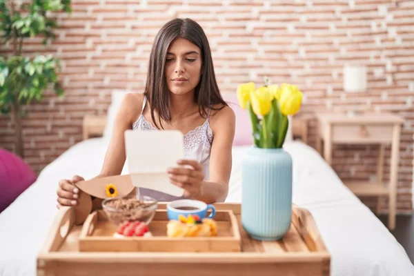 Morena Mujer Joven Desayunando Cama Leyendo Una Carta Relajada Con —  Fotos de Stock