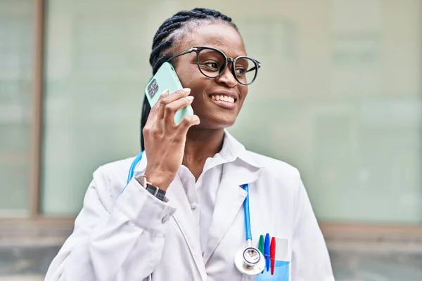 African American Woman Doctor Smiling Confident Talking Smartphone Hospital — Photo