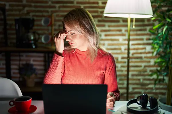 Ξανθιά Γυναίκα Που Χρησιμοποιεί Φορητό Υπολογιστή Βράδυ Στο Σπίτι Κουρασμένος — Φωτογραφία Αρχείου