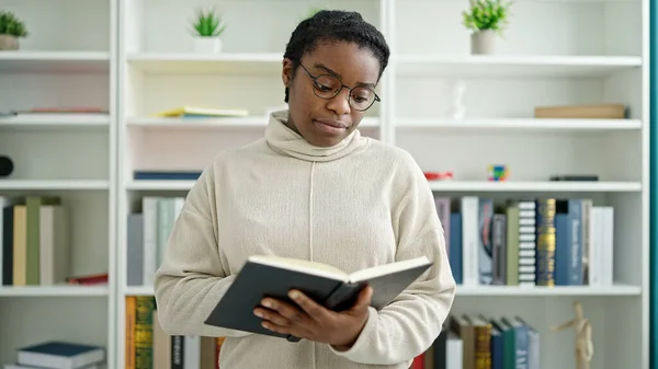 Afroamerikanische Studentin Steht Vor Bibliothek Und Liest Buch — Stockfoto