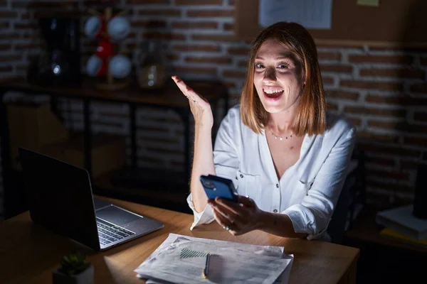 Geceleri Ofiste Çalışan Genç Kızıl Saçlı Kadın Zaferi Mutlu Bir — Stok fotoğraf