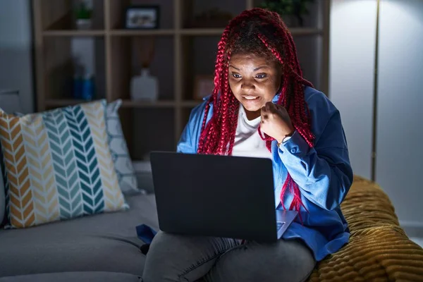 Αφροαμερικανή Γυναίκα Πλεγμένα Μαλλιά Χρησιμοποιώντας Φορητό Υπολογιστή Νύχτα Θυμωμένος Και — Φωτογραφία Αρχείου
