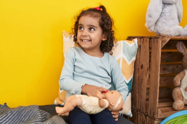 Kanepede Oturan Sevimli Spanyol Kız Evde Oyuncak Bebekle Oynuyor — Stok fotoğraf