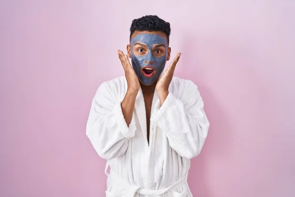 Jovem Hispânico Vestindo Máscara Facial Beleza Roupão Banho Com Medo — Fotografia de Stock