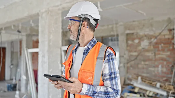 Middle Age Man Builder Using Touchpad Construction Site — Stock Photo, Image