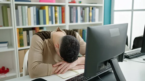 Jovem Árabe Homem Estudante Cansado Dormindo Sala Aula Universidade — Fotografia de Stock