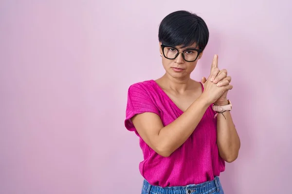 Jonge Aziatische Vrouw Met Kort Haar Staan Roze Achtergrond Met — Stockfoto