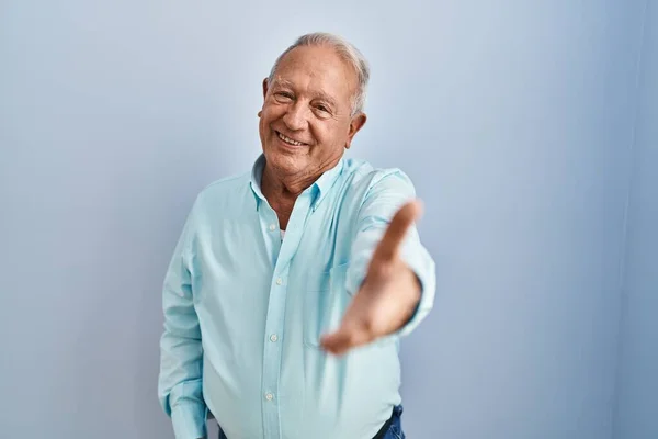 Hombre Mayor Con Pelo Gris Pie Sobre Fondo Azul Sonriendo — Foto de Stock