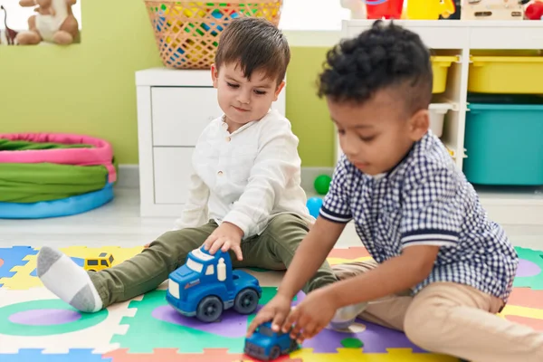 Adoráveis Meninos Brincando Com Carros Brinquedo Sentado Chão Jardim Infância — Fotografia de Stock