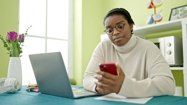 Afroamerikanerin Benutzt Laptop Und Smartphone Esszimmer — Stockfoto