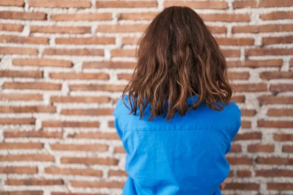 Beautiful Brunette Woman Standing Bricks Wall Standing Backwards Looking Away — Stock Photo, Image