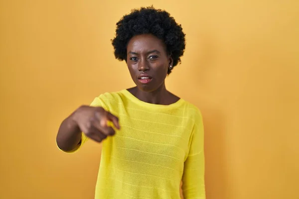 African Young Woman Standing Yellow Studio Pointing Displeased Frustrated Camera — Stock Photo, Image