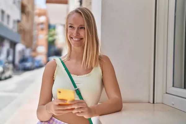 Joven Mujer Rubia Sonriendo Confiada Usando Smartphone Calle —  Fotos de Stock