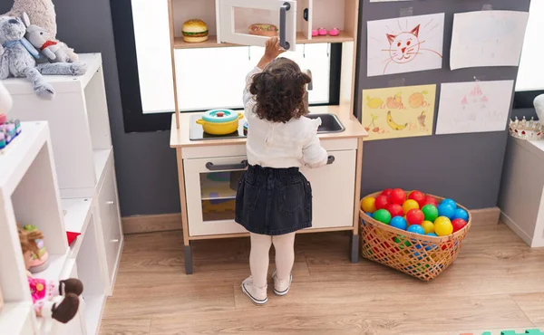 Adorable Hispanic Girl Playing Play Kitchen Standing Kindergarten — Stock Photo, Image