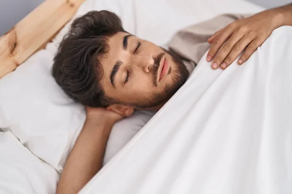 Fiatal Arab Férfi Fekszik Ágyon Alszik Hálószobában — Stock Fotó