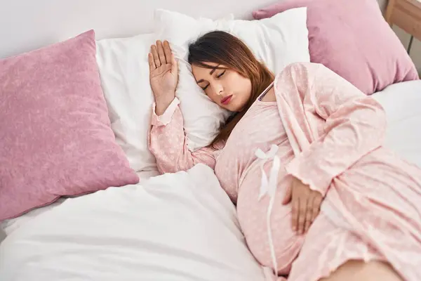 침대에 임산부 — 스톡 사진