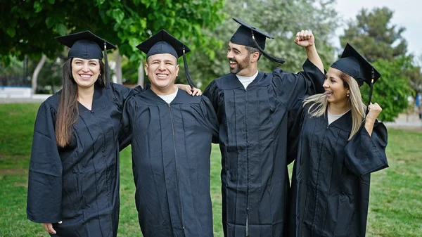 Groep Mensen Studenten Afgestudeerd Glimlachend Vol Vertrouwen Knuffelen Elkaar Universiteitscampus — Stockfoto